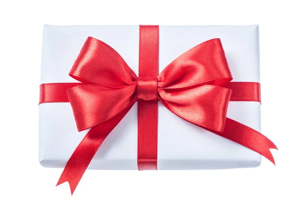 Wit verpakt geschenkdoos met rood lint geïsoleerd op wit — Stockfoto