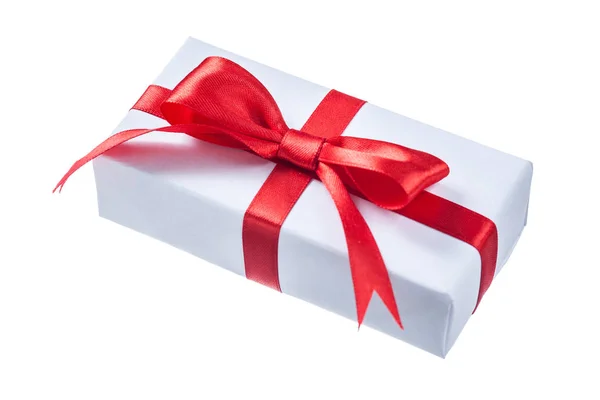 Coffret cadeau blanc avec arc rouge isolé sur blanc — Photo