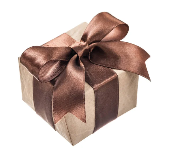 Scatola regalo avvolta marrone isolata su bianco — Foto Stock