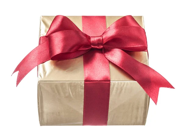 Işıltılı kağıt üzerinde beyaz izole kırmızı yay ile sarılmış hediye — Stok fotoğraf
