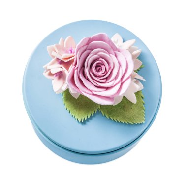 Yuvarlak mavi mevcut kutu üzerinde beyaz izole