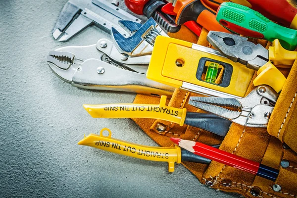 Juego de herramientas de construcción en banda de herramientas sobre fondo de hormigón — Foto de Stock