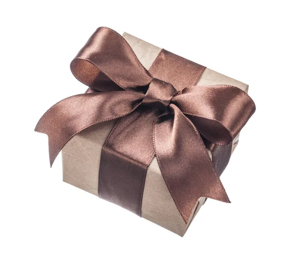 Scatola regalo marrone isolata su bianco — Foto Stock