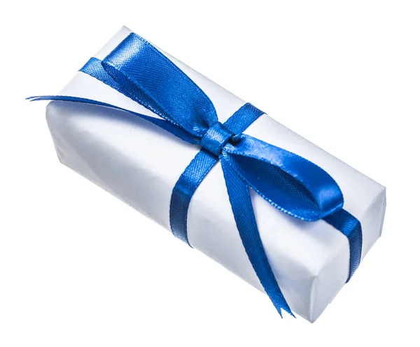 Caja de regalo blanca con nudo azul aislado en blanco — Foto de Stock