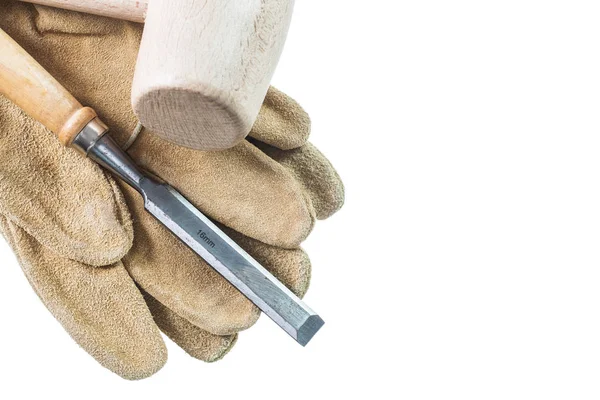 Beschermende handschoenen beitel houten hamer geïsoleerd op wit — Stockfoto