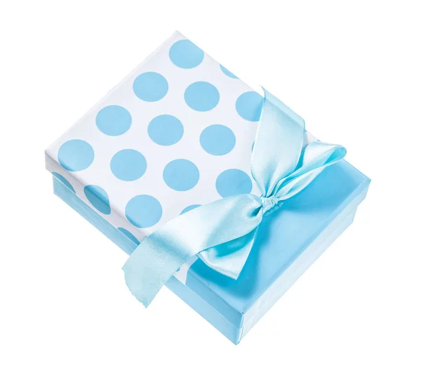 Синий обернутый подарок коробка изолирована на белом — стоковое фото