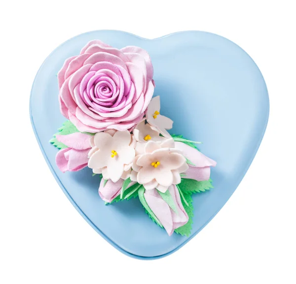 Scatola regalo blu a forma di cuore isolata su bianco — Foto Stock