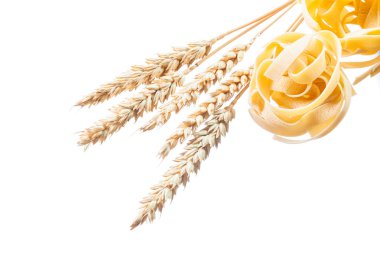 Çavdar kulakları pişmemiş makarna üzerine beyaz izole