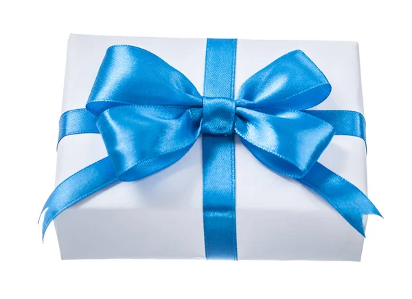 Caja regalo envuelta en blanco con nudo azul aislado en blanco — Foto de Stock