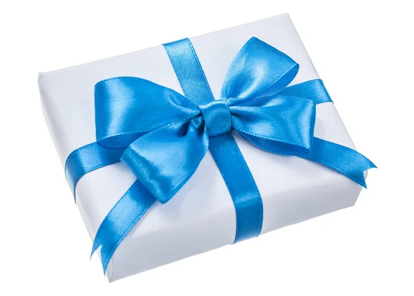 Загорнута біла подарункова коробка з синім вузлом ізольована на білому — стокове фото
