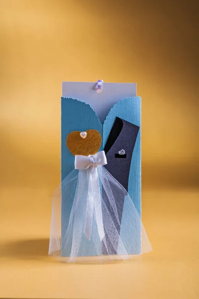 黄色の背景 1 結婚式の招待カード — ストック写真
