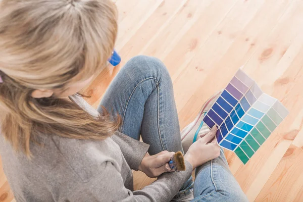 Vista desde la parte superior femenina sentada en el suelo con selecti paleta de colores — Foto de Stock