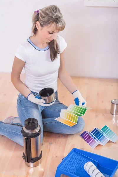 Trabajadora que descansa en el suelo bebiendo café y seleccionando col — Foto de Stock