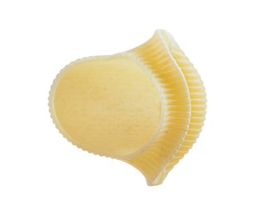 pasta kabuk üzerinde beyaz izole