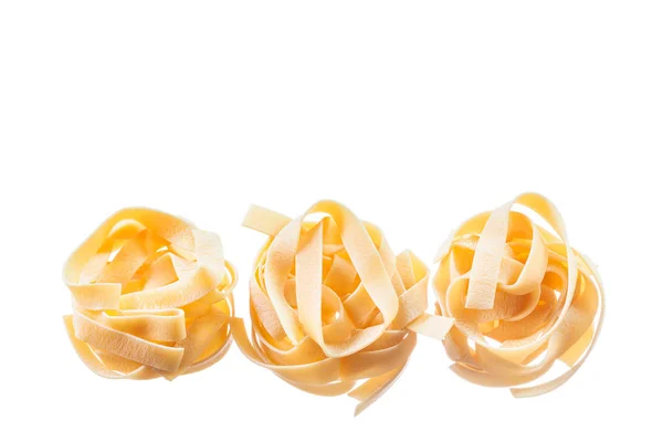 Неварені скручені макарони ізольовані на білому — стокове фото