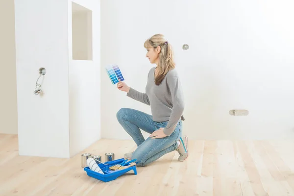 Mujer trabajador siiting en madera piso celebración color paleta — Foto de Stock