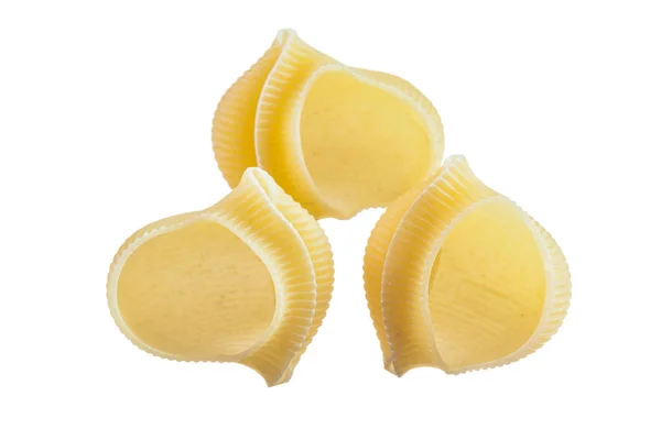 Conchas de pasta sin cocer aisladas en blanco — Foto de Stock