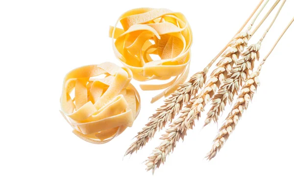 Hojas de trigo maduras pasta de corte largo aisladas en blanco — Foto de Stock