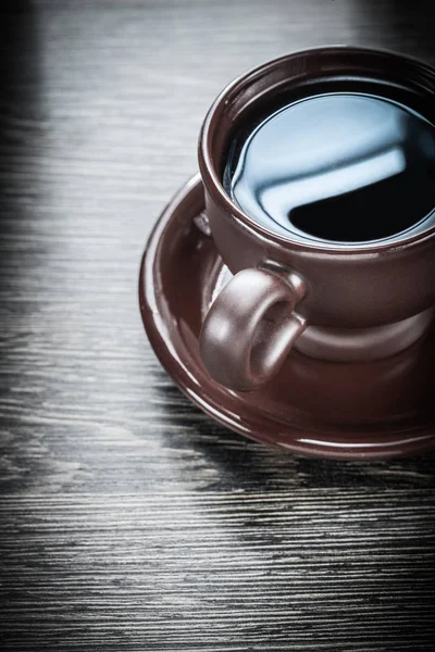 Κεραμική κούπα δυνατός καφές πιατάκι στην ξύλινη σανίδα — Φωτογραφία Αρχείου