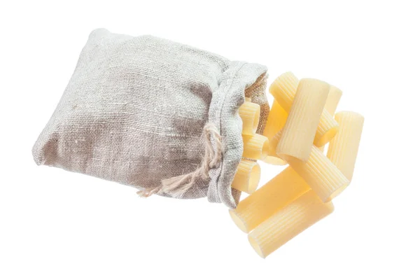 Tas van ruwe macaroni geïsoleerd op wit — Stockfoto