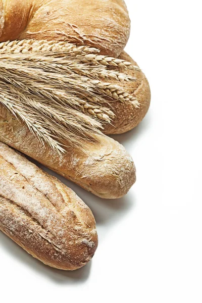 Ähren und Ries auf Brotlaiben isoliert — Stockfoto