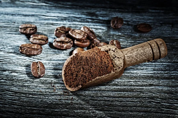 Chicchi di caffè scoop su tavola di legno vista dall'alto — Foto Stock