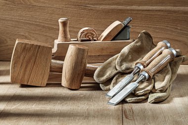 Ahşap işçiliği aletlerinin bileşimi eldiven tokmakları ve ahşap yontuyor.