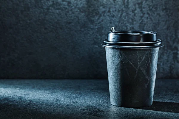 Zwart koffie papercup op donkere achtergrond — Stockfoto