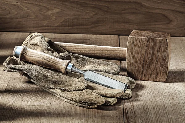 Tesařské nářadí dřevěné paličky rukavice a dláta — Stock fotografie