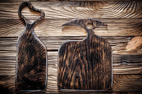 İki koyu ağaç servis ve kesim tahtası — Stok fotoğraf