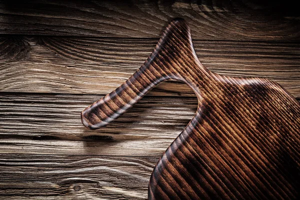 Velmi zblízka pohled na vinobraní řezání deska na staré dřevo — Stock fotografie
