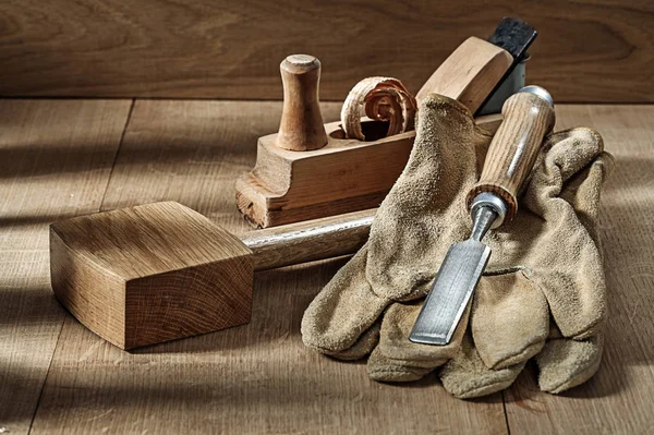 Houtbewerkingsgereedschappen houten beitel handschoenen en houtbewerkers pl — Stockfoto