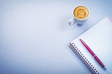 Kırmızı kalem not defteri seramik kahve fincanı ve kapuçino ofis kooperatifi