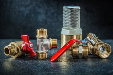 Koyu arkaplanda pirinç boru bağlantıları