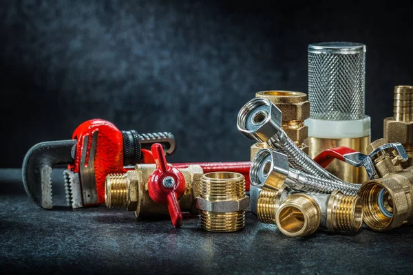 Rohrverbinder aus Messing auf dunklem Hintergrund — Stockfoto