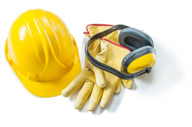 Beyaz üzerine izole edilmiş sarı bir kask çalışan eldivenler ve kulaklıklar. 