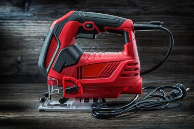 elektrikli el aletleri eski ahşap arka planda yapboz kordonu
