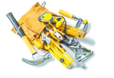 Beyaz sırt dekoltesinde izole edilmiş deri alet kemeriyle inşaat araçları