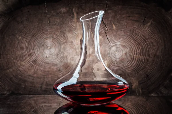 木製の背景に赤ワインと古典的なデカンタ — ストック写真