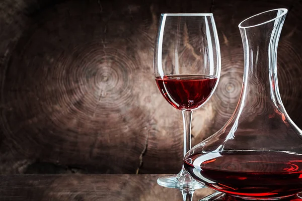 Velmi zblízka karafa a sklenice s červeným vínem na vinobraní wo — Stock fotografie