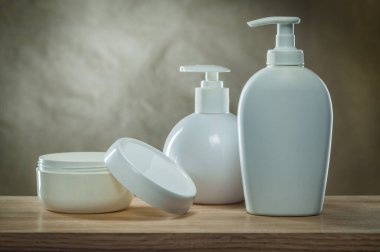 Vücut hijyen ürünleri kavanoz açtı ve pompalar beyaz boşluk