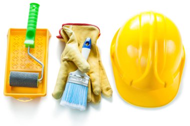 Kask eldivenleri fırça fırça boya fırçası boya kutusu beyaza izole edilmiş.