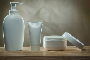 Vücut hijyen ürünleri. İki pompa dağıtıcısı. Boş beyaz pla.