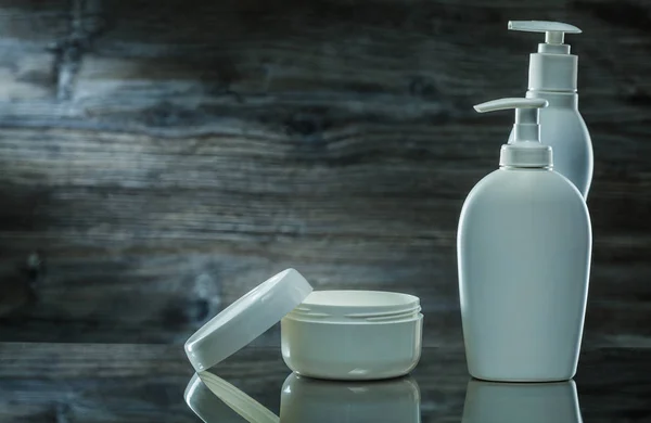 Productos de higiene dos dispensadores de bombas de plástico blanco y frasco de cr —  Fotos de Stock