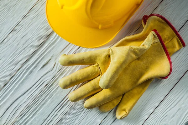 Luvas de construção e capacete amarelo em branco vintage pintado w — Fotografia de Stock