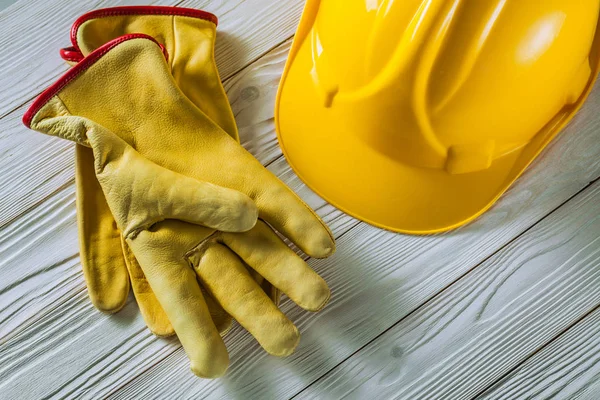 Yellow lether working gloves and construction helmet on vintage — Stock Photo, Image