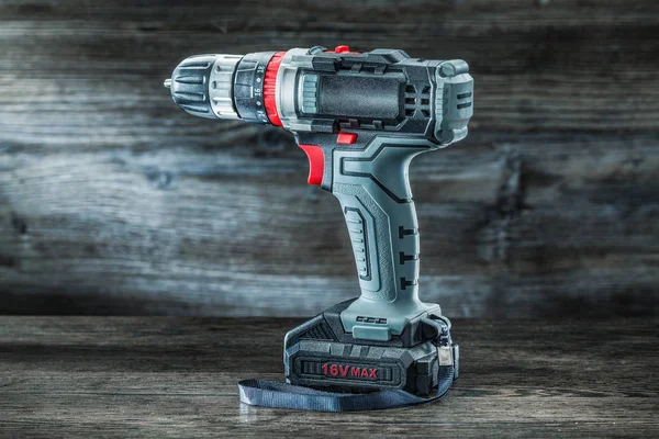 Eski ahşap arka planda kablosuz el matkabı