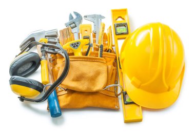 Beyaz başlık, alet kemeri ve diğer kulaklıklarda izole edilmiş inşaat araçları