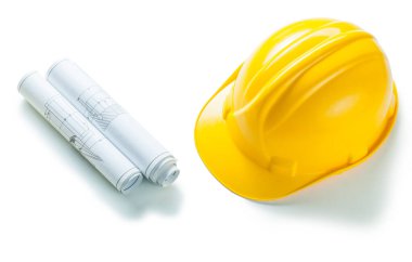 yuvarlanmış planlar ve miğfer beyaza izole edilmiş