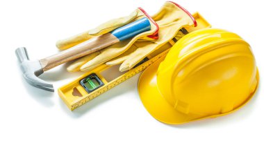 Kask eldiven seviyesinde çekiç yapım araçları beyaz üzerine izole